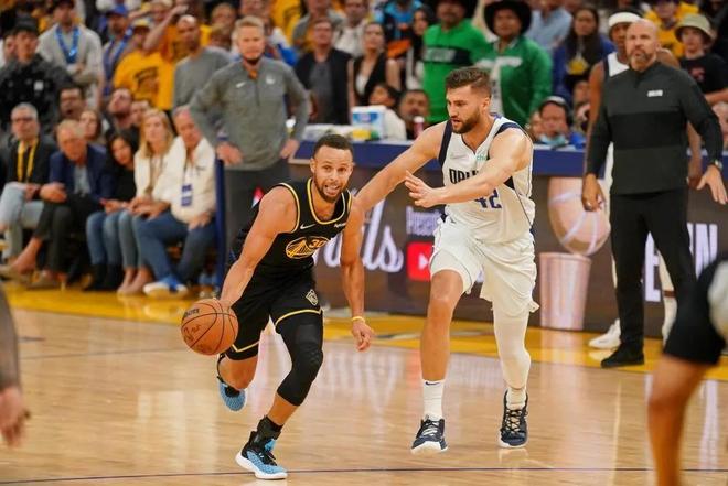 据德天空消 据德天空消